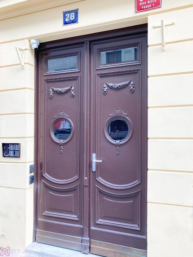 Colorful Wenceslas Square Apartment Prague Exterior photo
