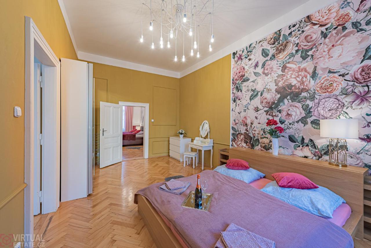 Colorful Wenceslas Square Apartment Prague Exterior photo